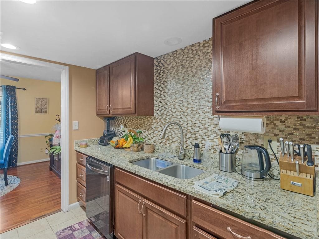 2 bedroom, 3 bathroom, 1,360 sq ft townhouse under contract at 103 Oak Circle, Stockbridge, GA 30281 — photo 4