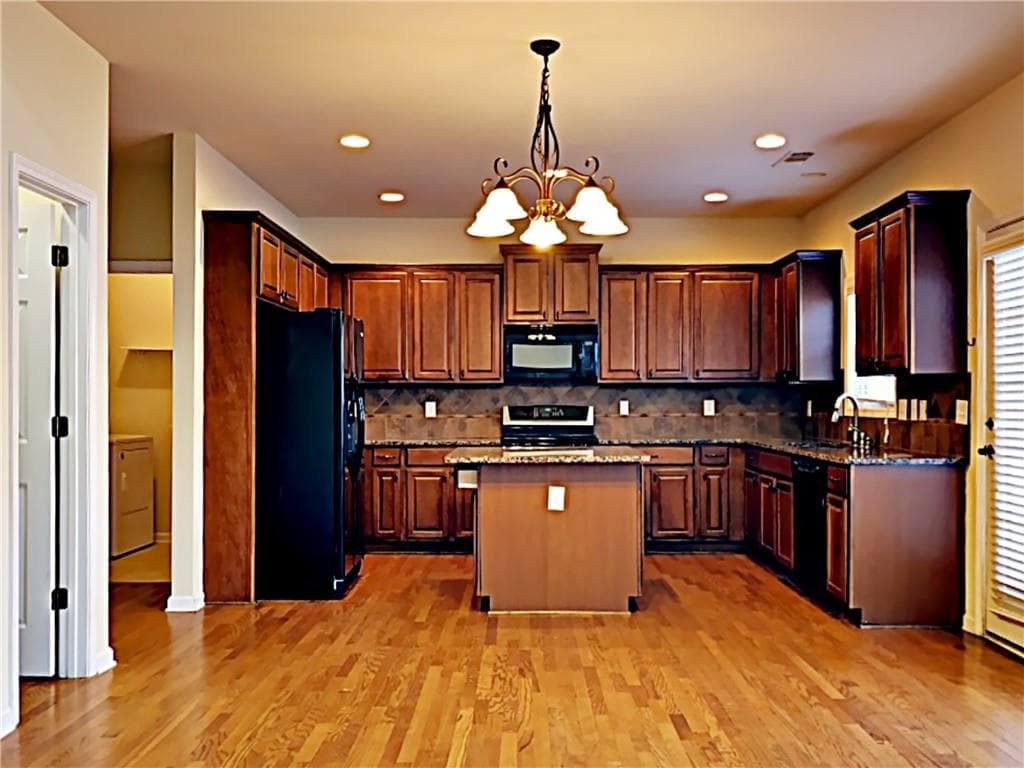 4 bedroom, 3 bathroom, 2,724 sq ft single family residence for sale at 1091 Forest Creek Drive, Canton, GA 30115 — photo 5