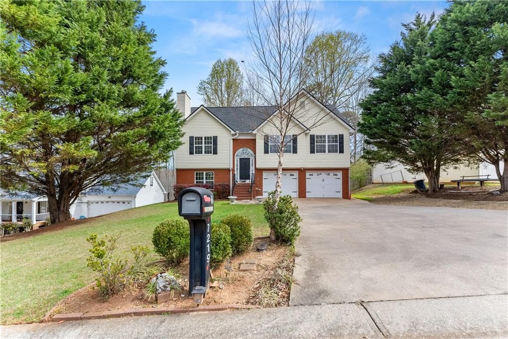4 bedroom, 4 bathroom, 1,977 sq ft single family residence for sale at 7219 Plum Creek Drive, Gainesville, GA 30507 — photo 4