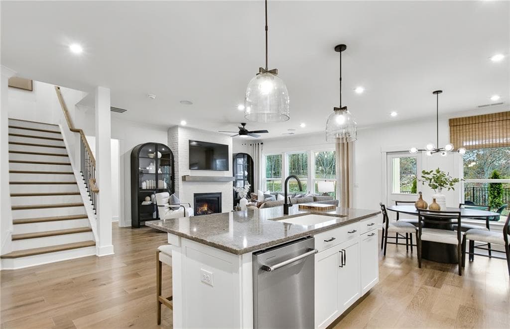 5 bedroom, 4 bathroom, 3,046 sq ft single family residence under contract at 303 Rockledge Bend, Powder Springs, GA 30127 — photo 7