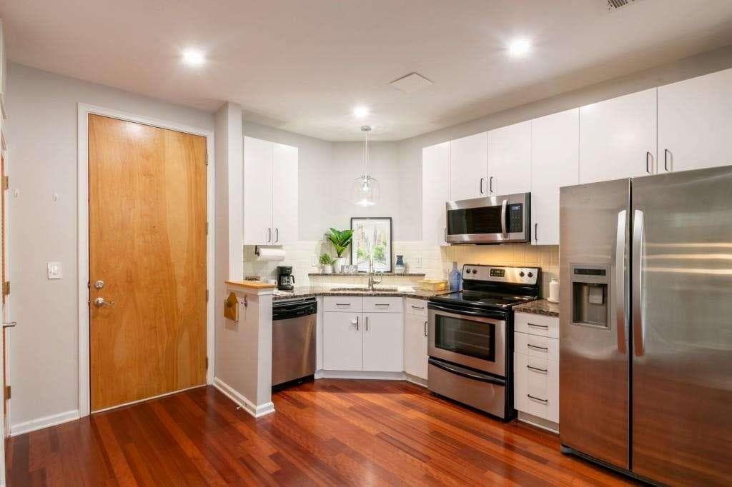 1 bedroom, 1 bathroom, 696 sq ft condominium under contract at 898 Oak Street 3218, Atlanta, GA 30310 — photo 2