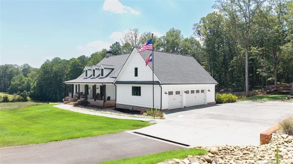 7 bedroom, 6 bathroom, 6,399 sq ft single family residence for sale at 1380 Cronic Town Road, Auburn, GA 30011 — photo 9