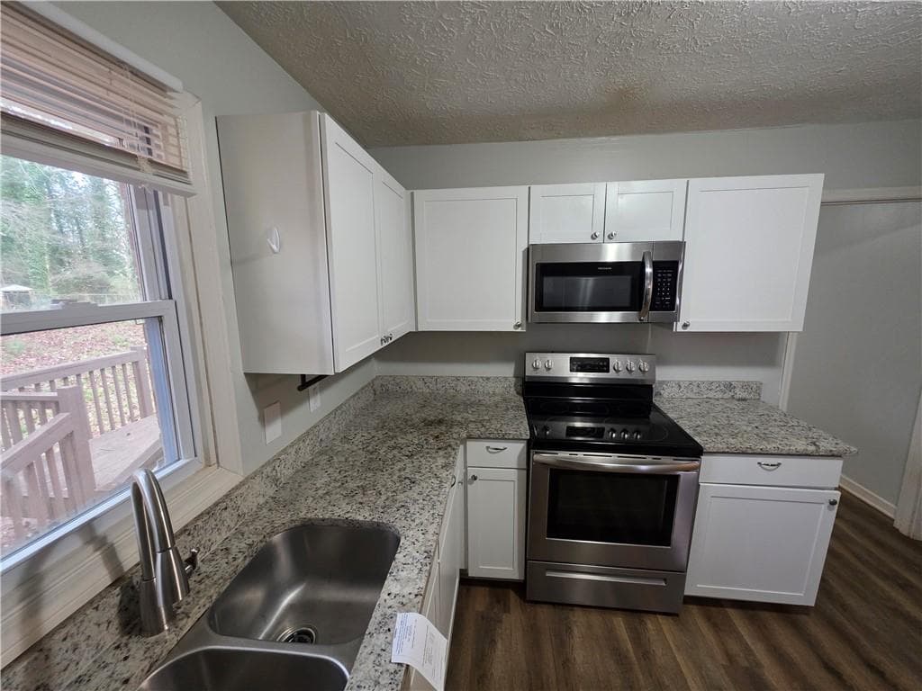 3 bedroom, 2 bathroom, 1,912 sq ft single family residence under contract at 724 Country Club Drive, Monroe, GA 30655 — photo 6