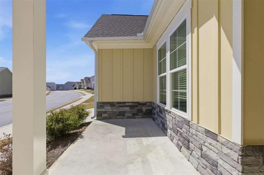 4 bedroom, 3 bathroom, 2,082 sq ft single family residence under contract at 1332 Slaton Manor Drive, Conyers, GA 30012 — photo 6