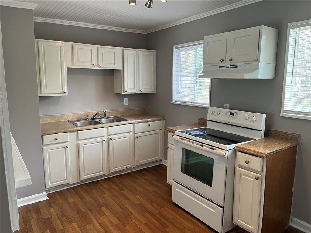 3 bedroom, 1 bathroom, 816 sq ft single family residence under contract at 2900 Delray Drive, Atlanta, GA 30318 — photo 3