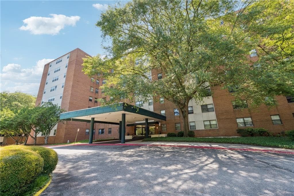 2 bedroom, 2 bathroom, 1,063 sq ft condominium for sale at 2965 Pharr Court South 512, Atlanta, GA 30305 — photo 2