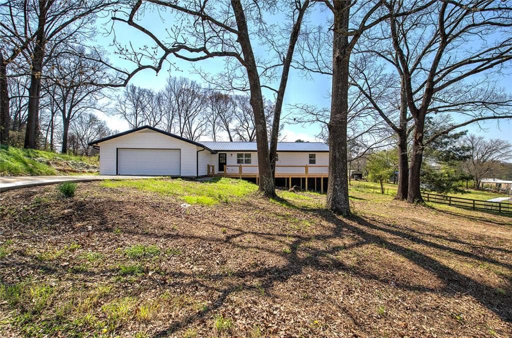 3 bedroom, 2 bathroom, 1,872 sq ft single family residence for sale at 516 Baxter Road, Calhoun, GA 30701 — photo 3