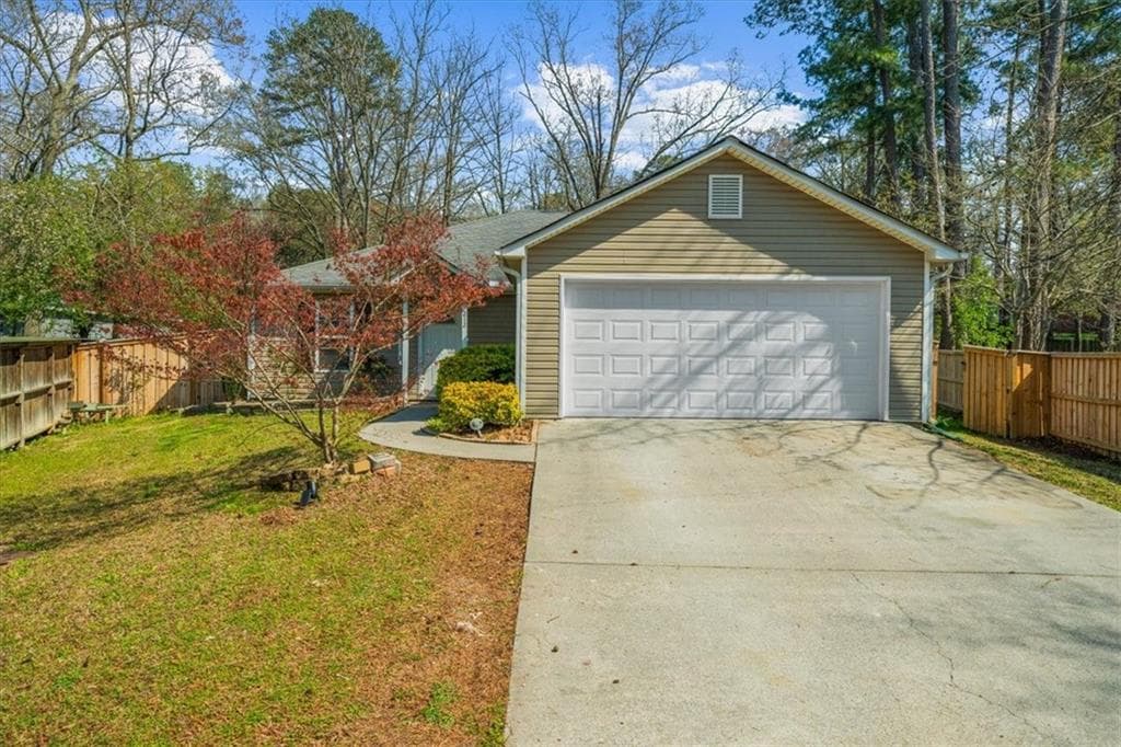 3 bedroom, 2 bathroom, 1,360 sq ft single family residence under contract at 212 Whispering Pine Circle, White, GA 30184 — photo 2
