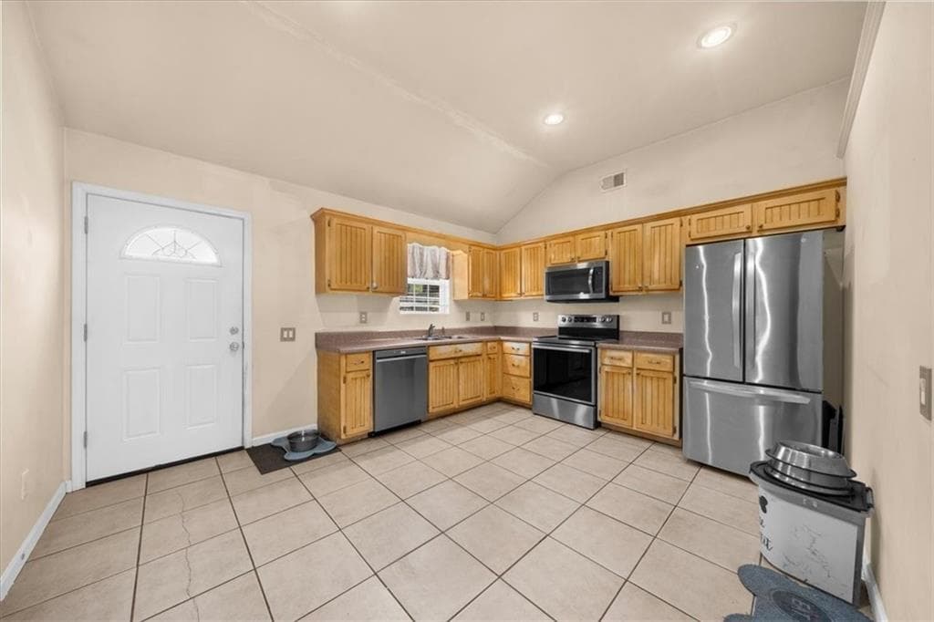 3 bedroom, 2 bathroom, 1,360 sq ft single family residence under contract at 212 Whispering Pine Circle, White, GA 30184 — photo 9