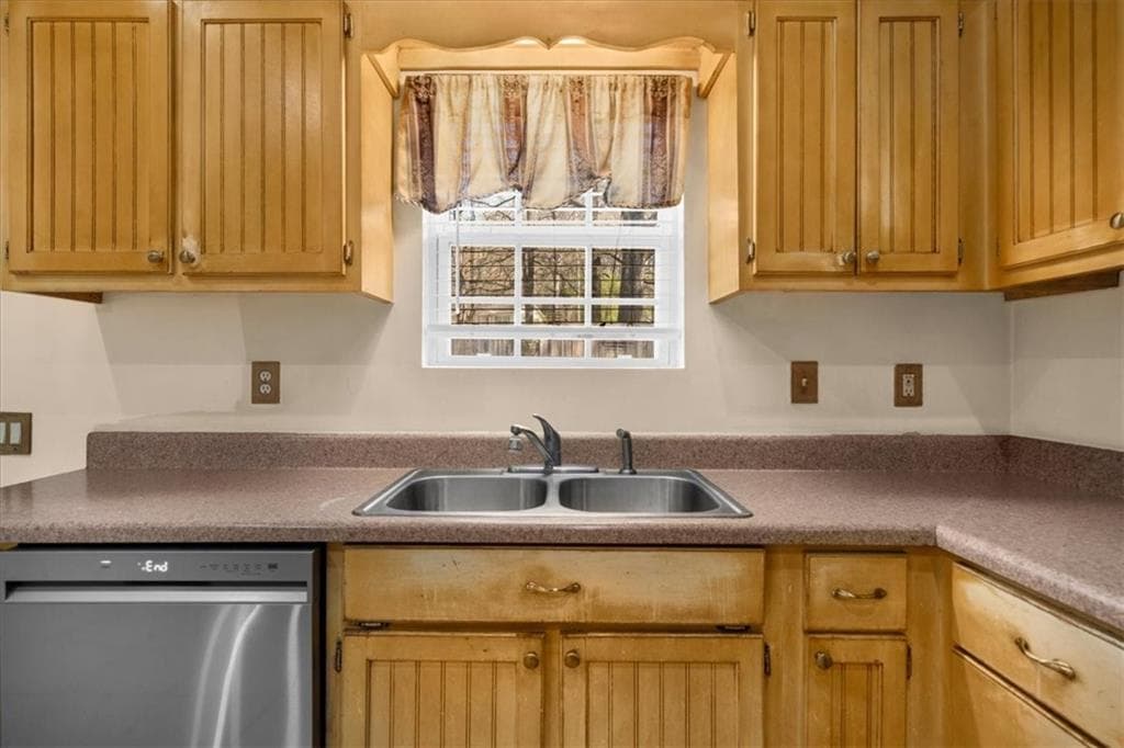 3 bedroom, 2 bathroom, 1,360 sq ft single family residence under contract at 212 Whispering Pine Circle, White, GA 30184 — photo 10