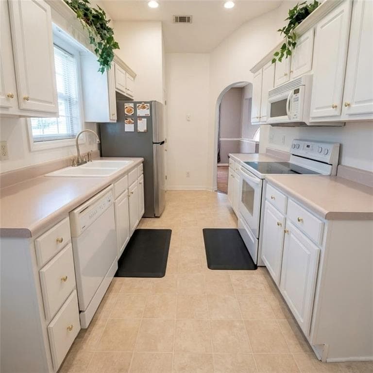 4 bedroom, 3 bathroom, 2,001 sq ft single family residence under contract at 3110 Water Brook Drive, Conyers, GA 30094 — photo 5