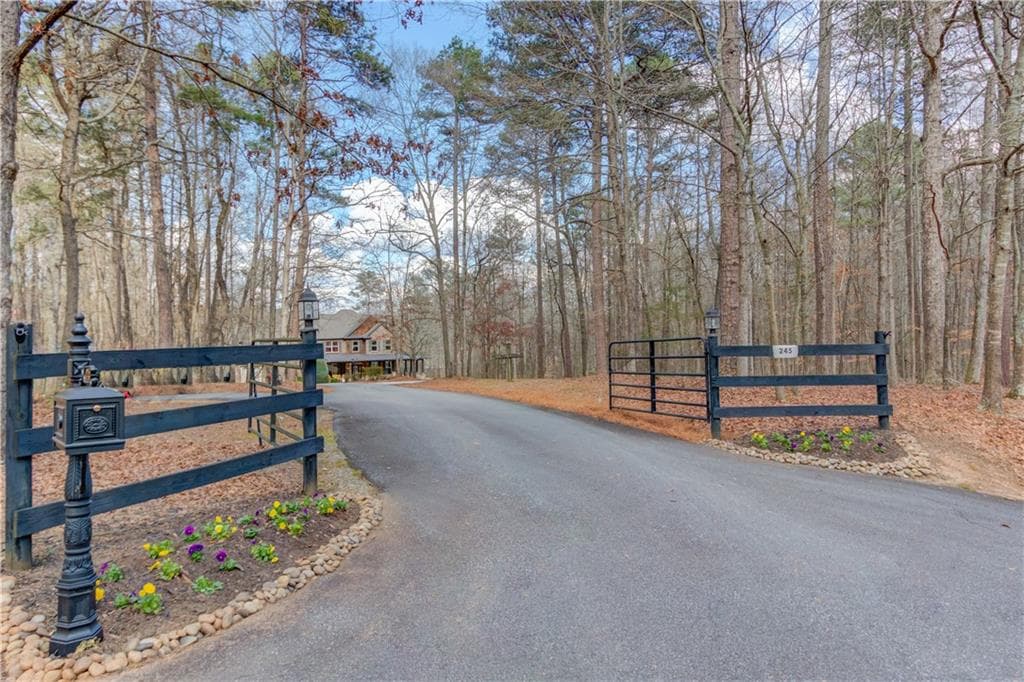 5 bedroom, 4 bathroom, 3,948 sq ft single family residence for sale at 245 Lakeshore Drive, Jefferson, GA 30549 — photo 2