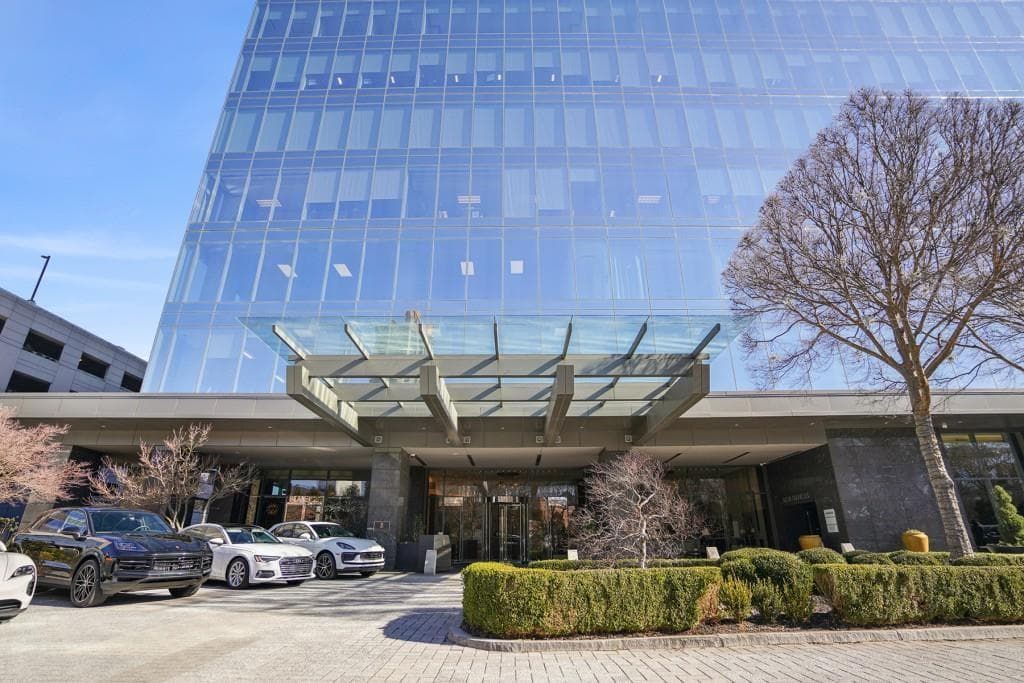 1 bedroom, 2 bathroom, 995 sq ft condominium for sale at 3630 Peachtree Road 1809, Atlanta, GA 30326 — photo 3