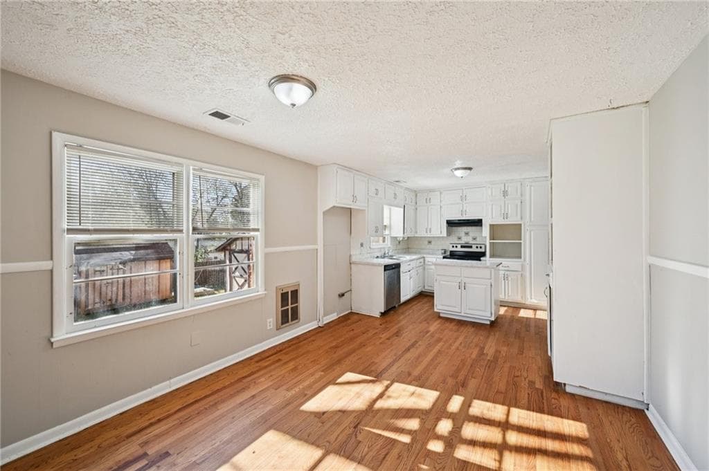 4 bedroom, 2 bathroom, 1,969 sq ft single family residence for sale at 1324 N Hicks Circle, Conyers, GA 30012 — photo 8