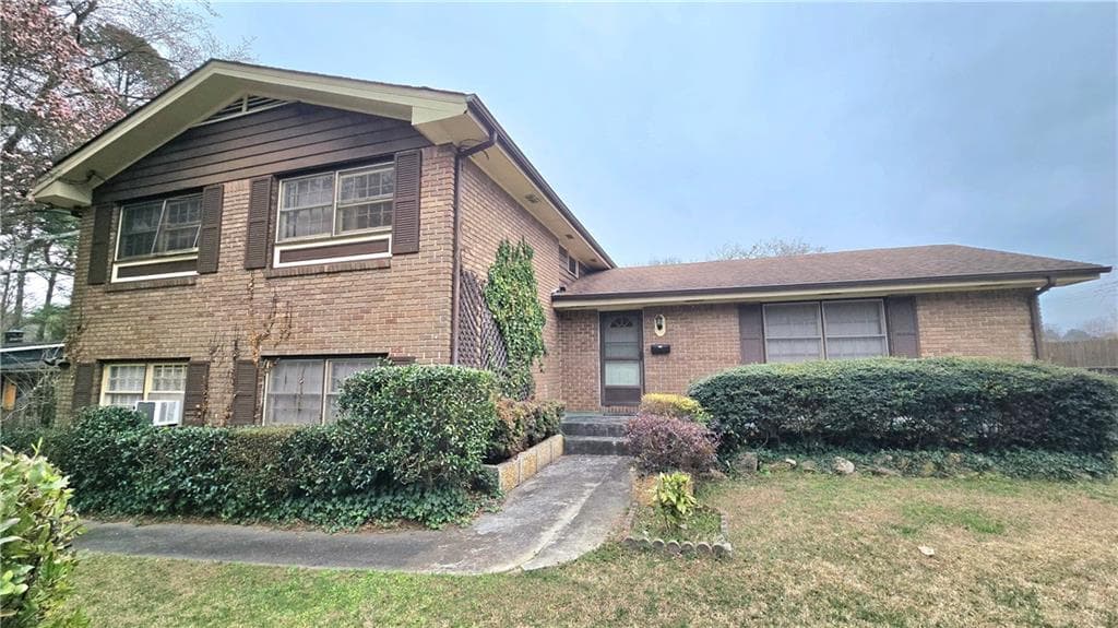 6 bedroom, 4 bathroom, 3,168 sq ft single family residence sold at 3295 Regalwoods Drive, Atlanta, GA 30340