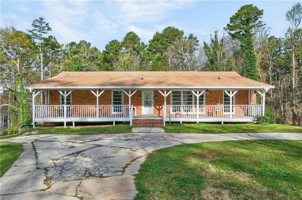 6 bedroom, 4 bathroom, 3,600 sq ft single family residence for sale at 3460 Maynard Circle, Gainesville, GA 30506 — photo 1 of 34