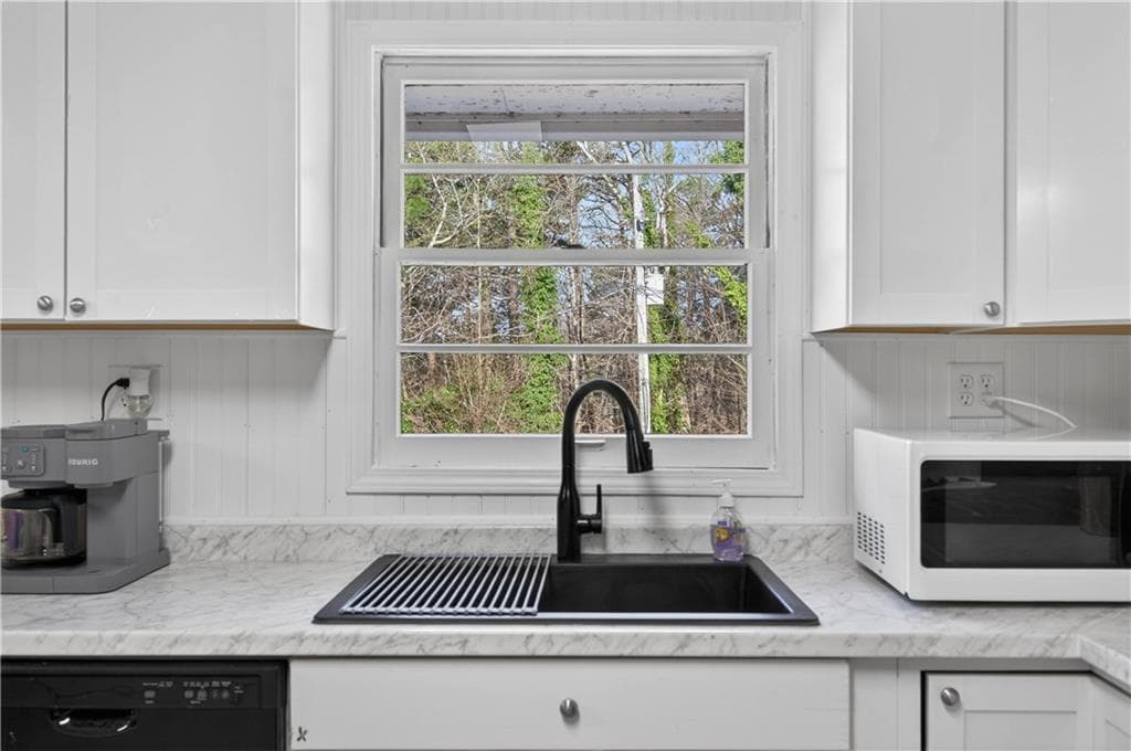 6 bedroom, 4 bathroom, 3,600 sq ft single family residence for sale at 3460 Maynard Circle, Gainesville, GA 30506 — photo 10
