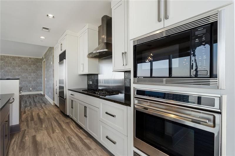 2 bedroom, 2 bathroom, 2,471 sq ft condominium for sale at 3344 Peachtree Road 3703, Atlanta, GA 30326 — photo 2