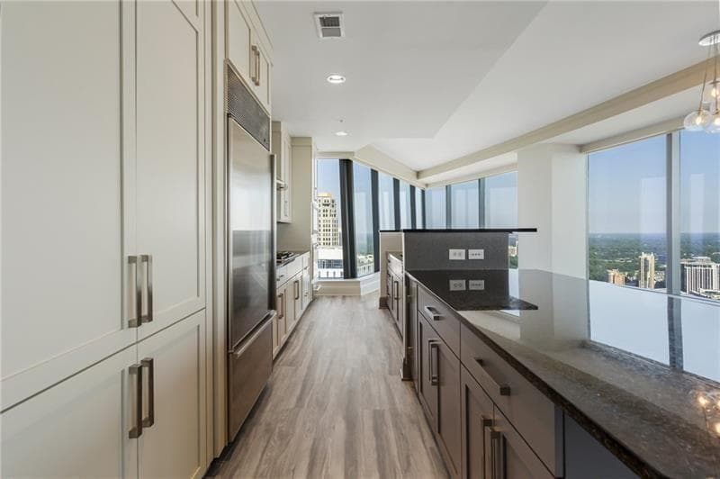 2 bedroom, 2 bathroom, 2,471 sq ft condominium for sale at 3344 Peachtree Road 3703, Atlanta, GA 30326 — photo 4