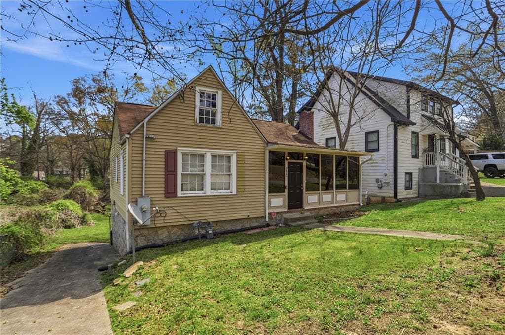 2 bedroom, 1 bathroom, 1,048 sq ft single family residence for sale at 868 Rochelle Drive, Atlanta, GA 30310 — photo 2
