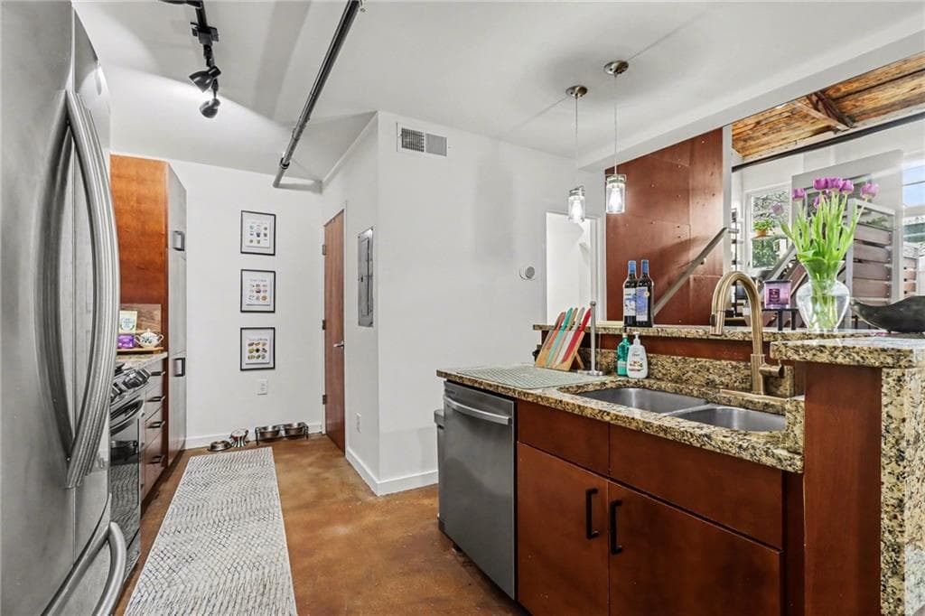 1 bedroom, 2 bathroom, 905 sq ft condominium for sale at 964 Dekalb Avenue 106, Atlanta, GA 30307 — photo 7