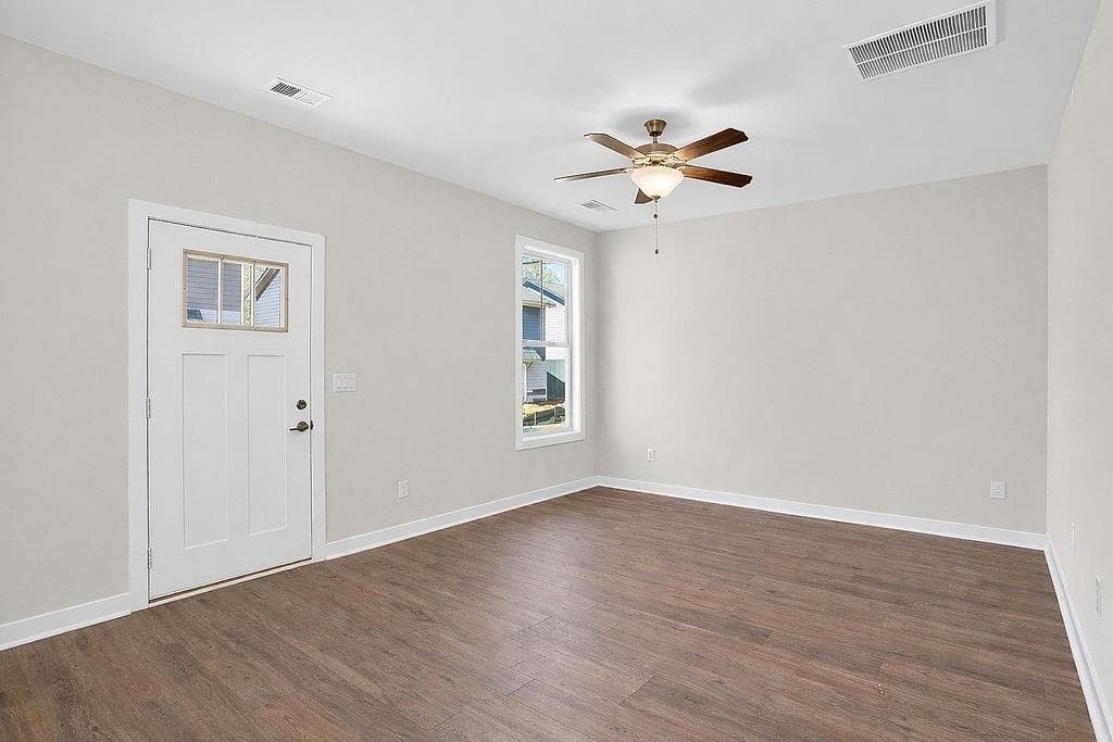 1 bedroom, 1 bathroom, 830 sq ft single family residence for sale at 200 Maddux Street, Fayetteville, GA 30214 — photo 5