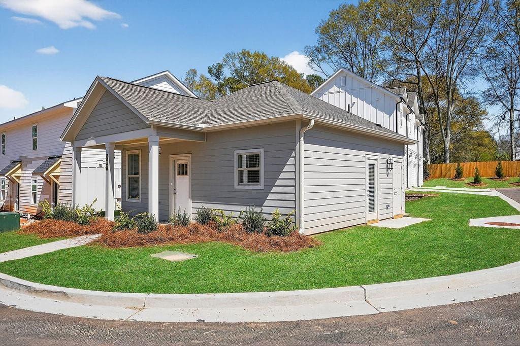 1 bedroom, 1 bathroom, 830 sq ft single family residence for sale at 200 Maddux Street, Fayetteville, GA 30214 — photo 3