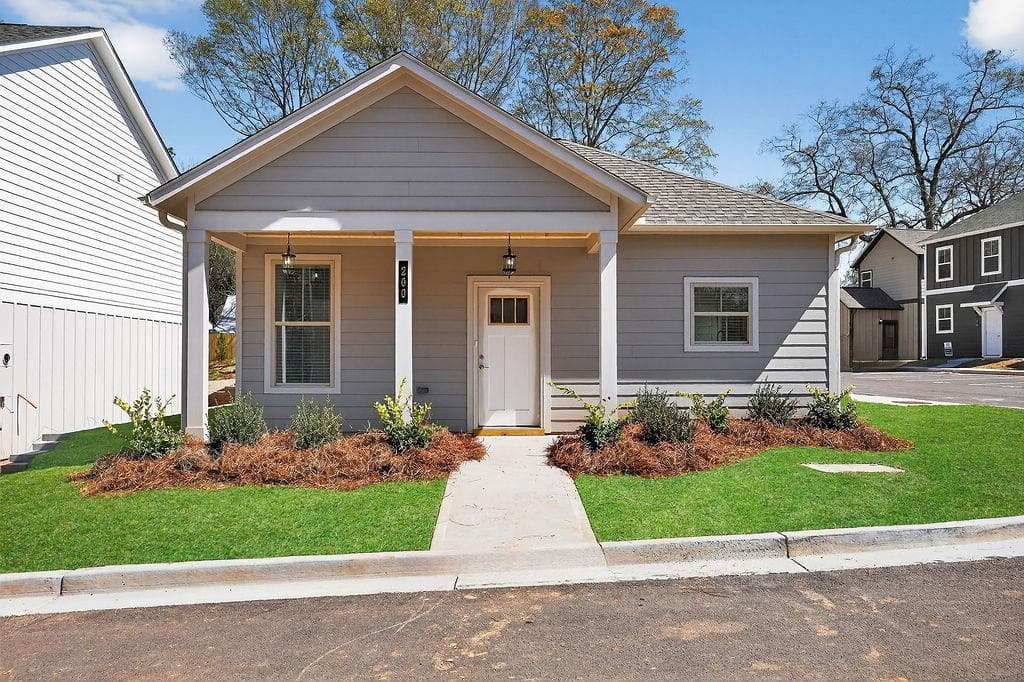 1 bedroom, 1 bathroom, 830 sq ft single family residence for sale at 200 Maddux Street, Fayetteville, GA 30214 — photo 2