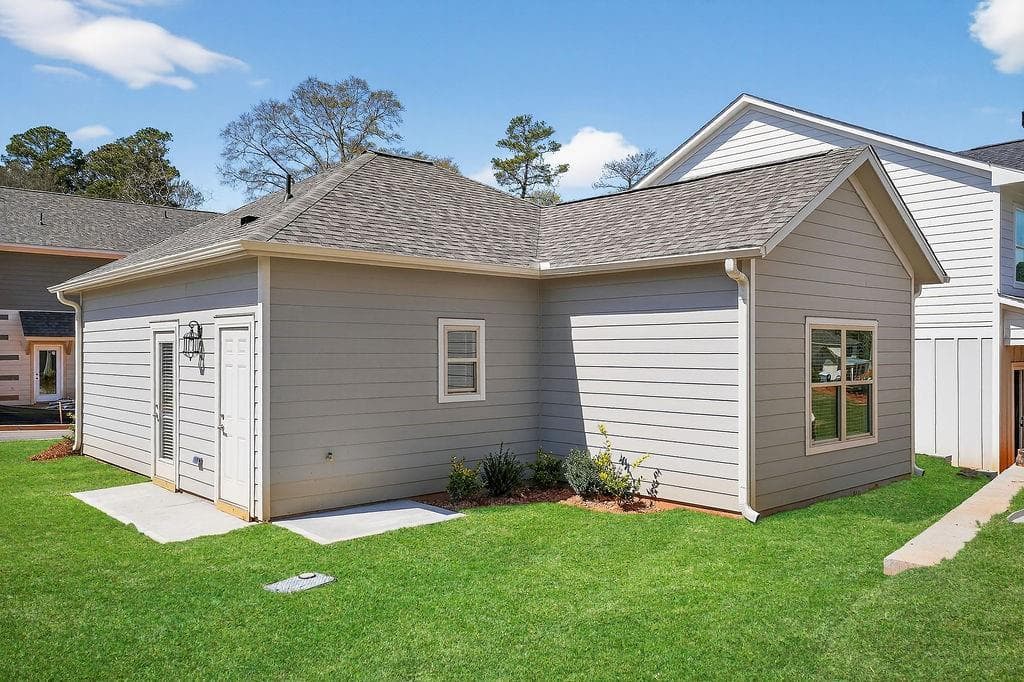 1 bedroom, 1 bathroom, 830 sq ft single family residence for sale at 200 Maddux Street, Fayetteville, GA 30214 — photo 4