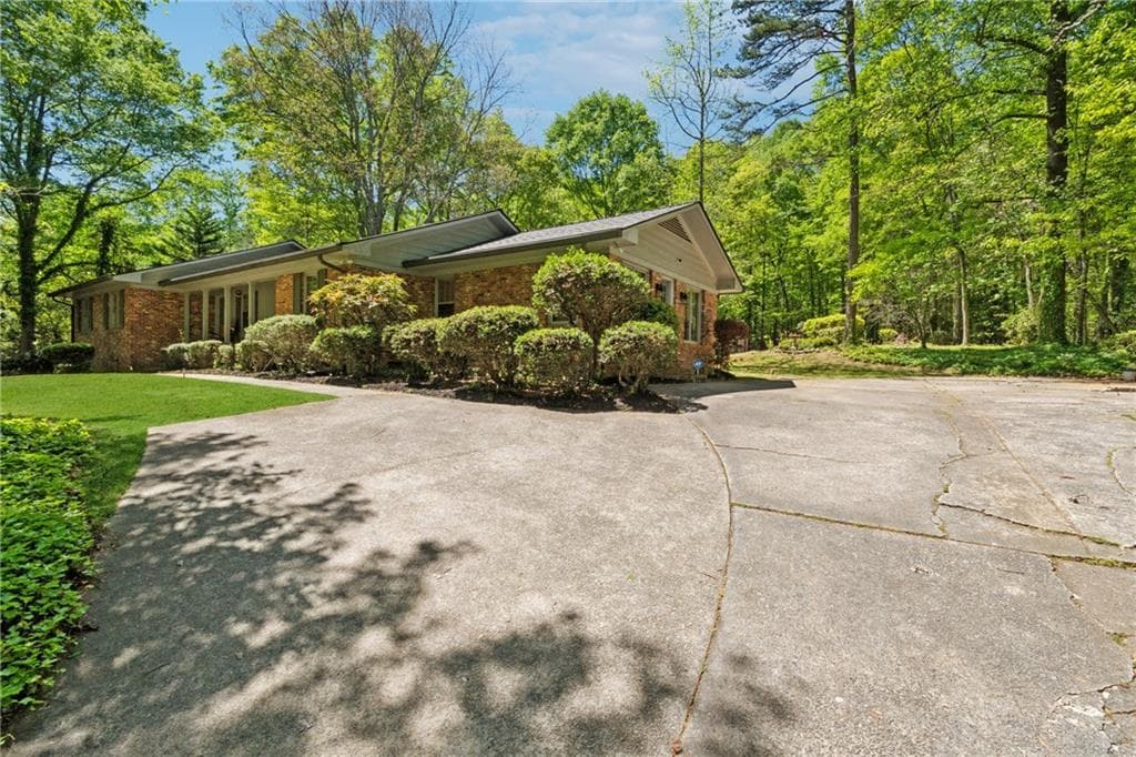 4 bedroom, 5 bathroom, 4,604 sq ft single family residence for sale at 1387 Springdale Road, Gainesville, GA 30501 — photo 2