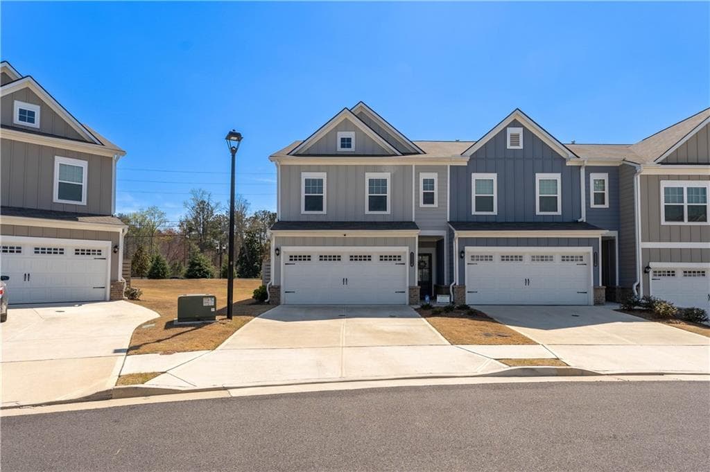 3 bedroom, 3 bathroom, 1,874 sq ft townhouse for sale at 1114 Chastain Drive, Sugar Hill, GA 30518 — photo 2
