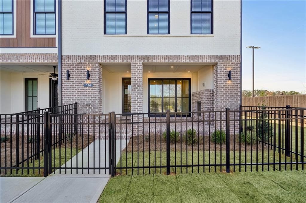 3 bedroom, 3 bathroom, 2,201 sq ft townhouse for sale at 114 IveyBrooke Lane 62, Alpharetta, GA 30009 — photo 2