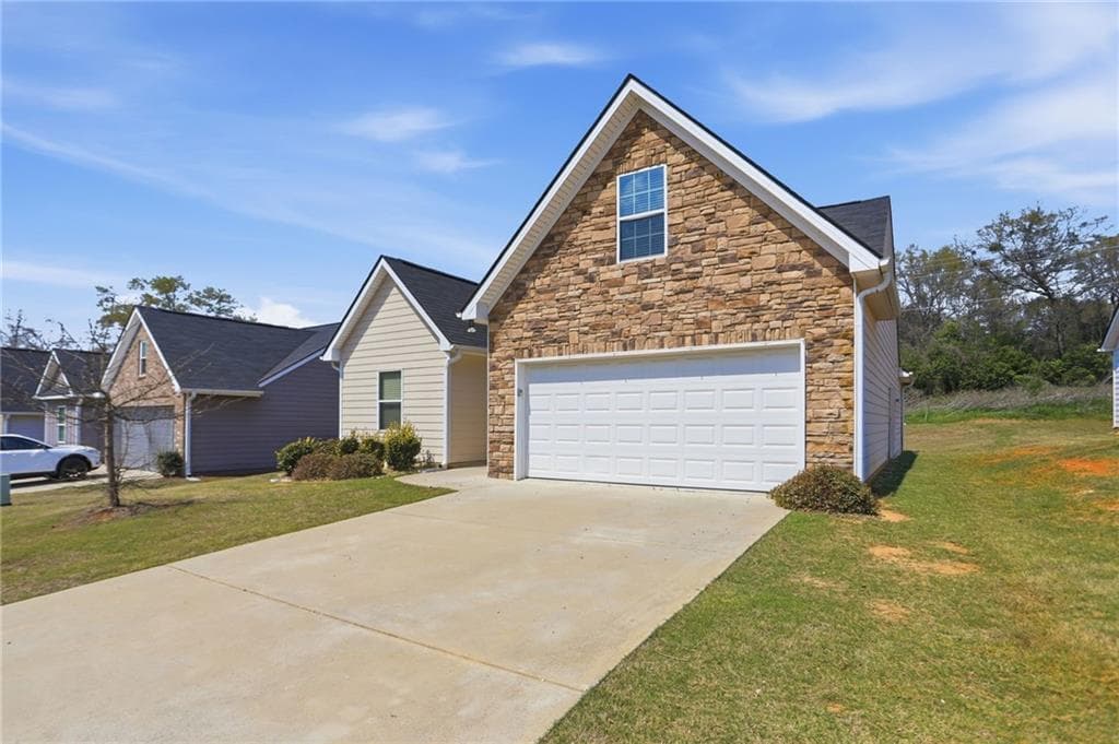 4 bedroom, 3 bathroom, 1,632 sq ft single family residence under contract at 133 W Lexington Avenue, Griffin, GA 30223 — photo 3