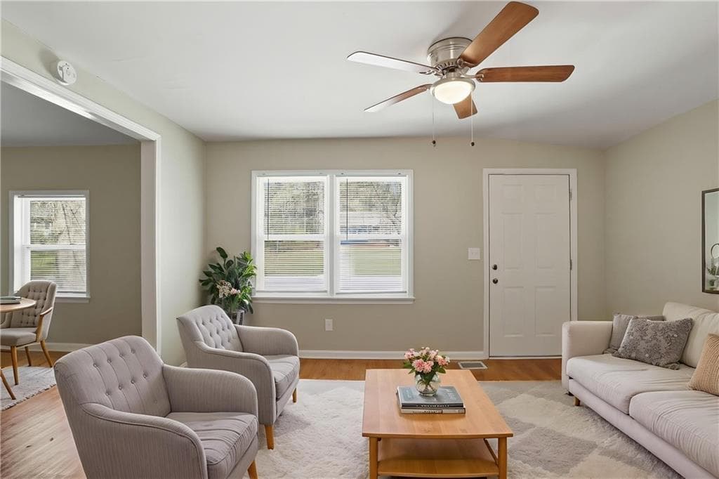 3 bedroom, 2 bathroom, 1,104 sq ft single family residence under contract at 1650 Bridgeport Drive, Atlanta, GA 30318 — photo 3