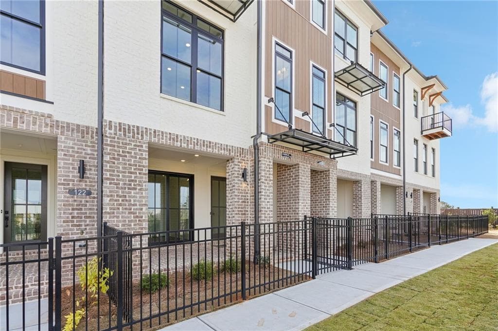2 bedroom, 3 bathroom, 1,694 sq ft townhouse for sale at 120 IveyBrooke Lane 65, Alpharetta, GA 30009