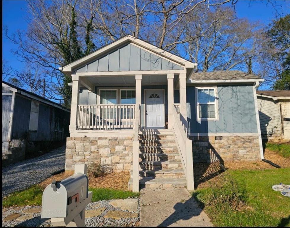 2 bedroom, 1 bathroom, 907 sq ft single family residence for rent at 7 N Annie Street, Newnan, GA 30263 for $1,475 a month — photo 1 of 10