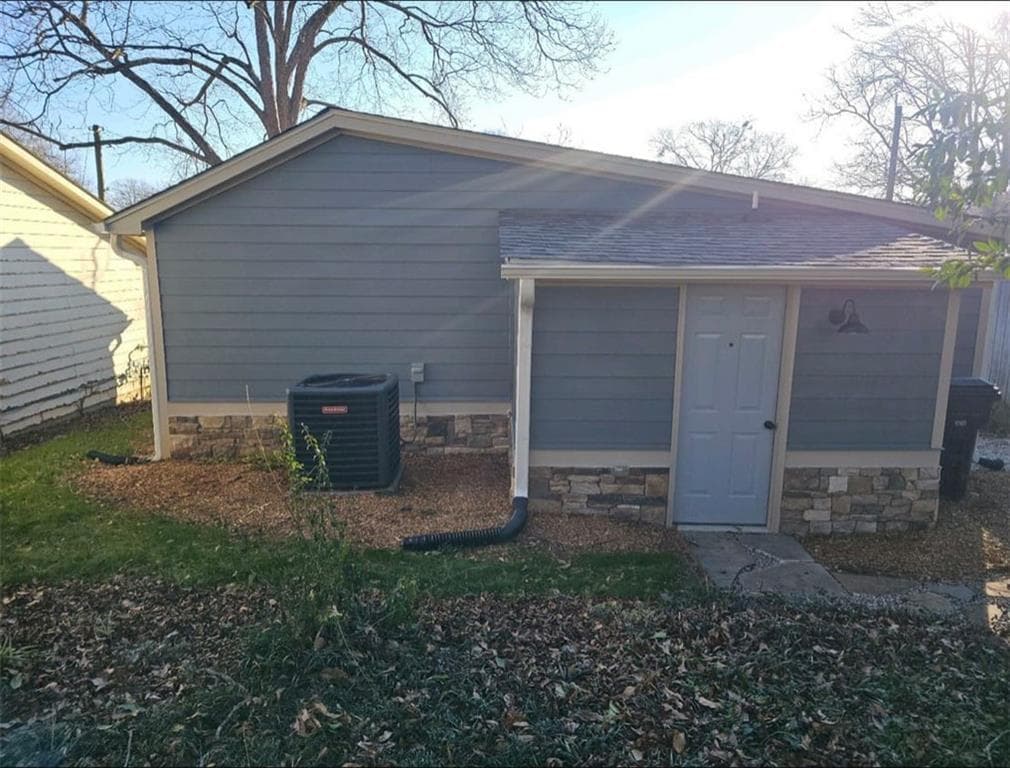 2 bedroom, 1 bathroom, 907 sq ft single family residence for rent at 7 N Annie Street, Newnan, GA 30263 for $1,475 a month — photo 3