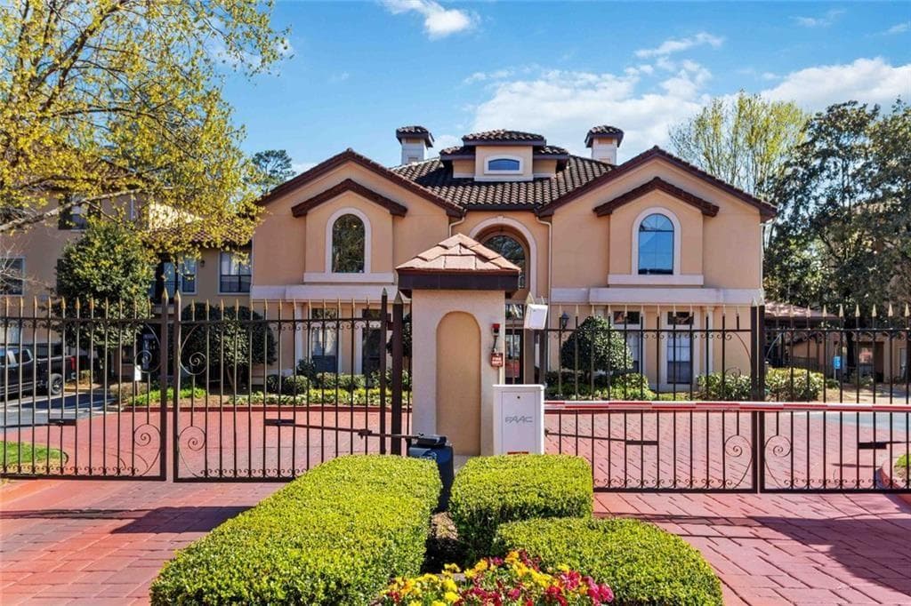 3 bedroom, 2 bathroom, 1,402 sq ft condominium for sale at 3777 Peachtree Road 533, Brookhaven, GA 30319