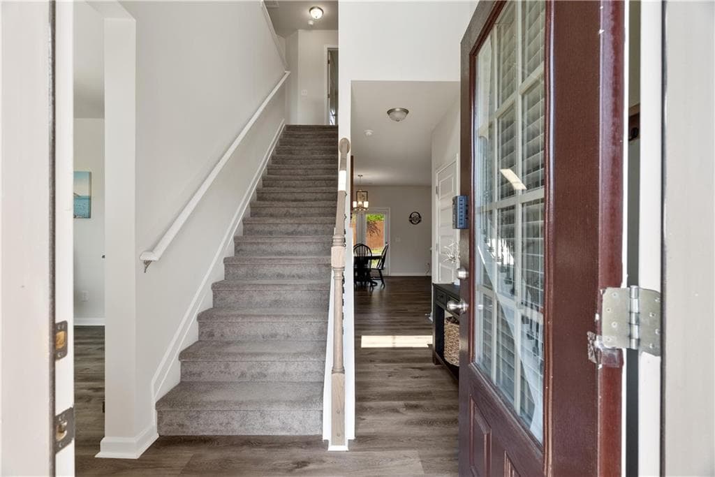 4 bedroom, 3 bathroom, 2,212 sq ft single family residence under contract at 113 Mcginnis Circle, Calhoun, GA 30701 — photo 4