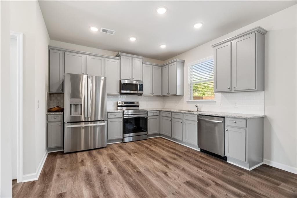 4 bedroom, 3 bathroom, 2,212 sq ft single family residence under contract at 113 Mcginnis Circle, Calhoun, GA 30701 — photo 9