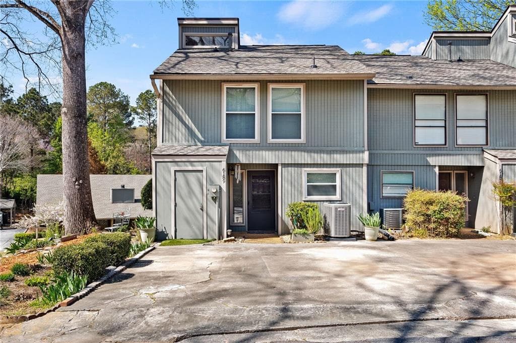 3 bedroom, 3 bathroom, 1,450 sq ft condominium sold at 6189 Woodland Road, Peachtree Corners, GA 30092
