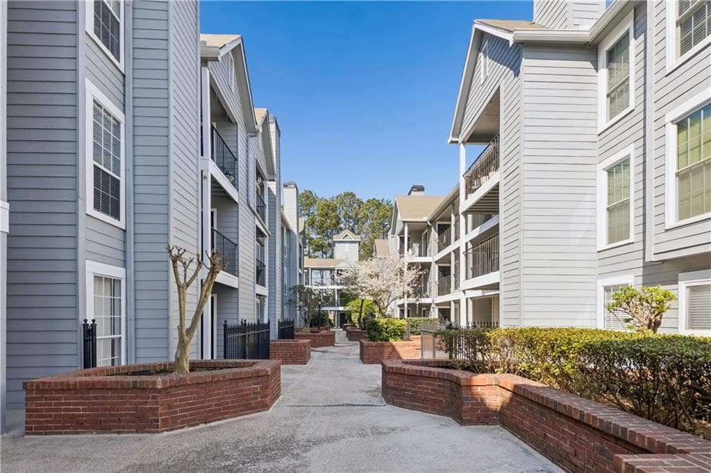 1 bedroom, 1 bathroom, 711 sq ft condominium sold at 309 Granville Court, Atlanta, GA 30328