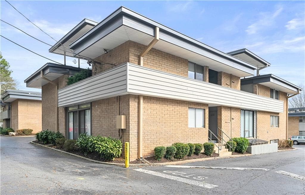 2 bedroom, 2 bathroom, 1,166 sq ft condominium for rent at 4300 Roswell Road 34, Atlanta, GA 30342 for $1,800 a month — photo 10