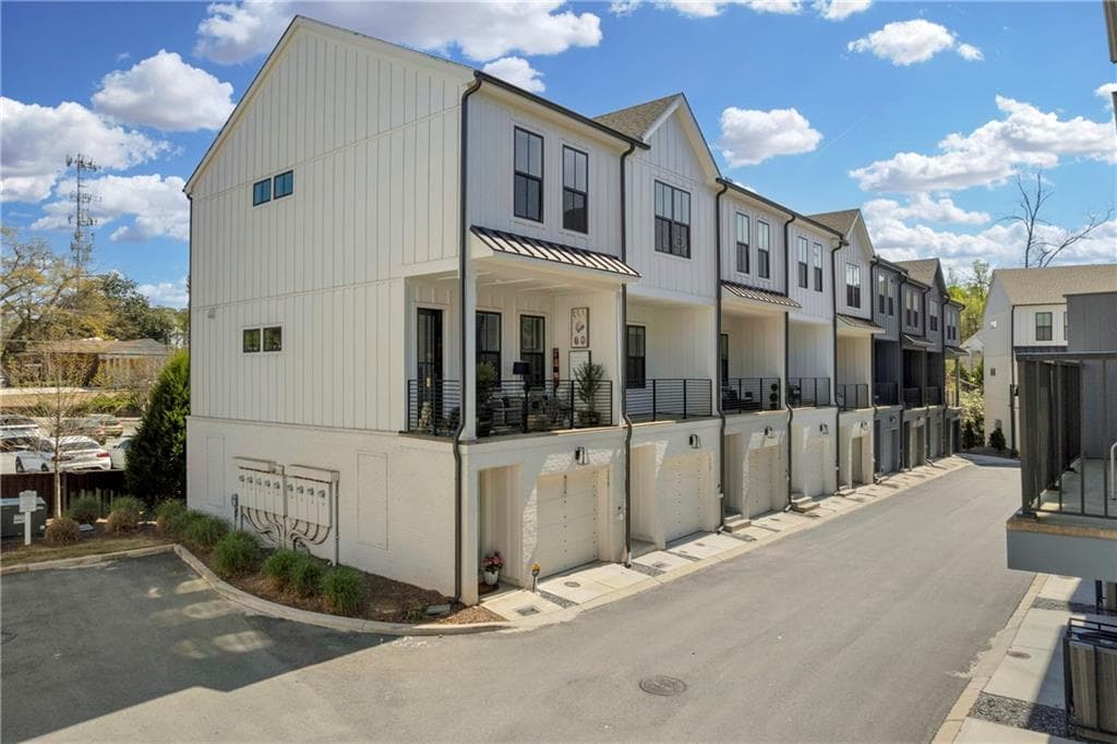 2 bedroom, 2 bathroom, 1,152 sq ft townhouse for sale at 152 Chestnut Circle, Atlanta, GA 30342 — photo 1 of 50