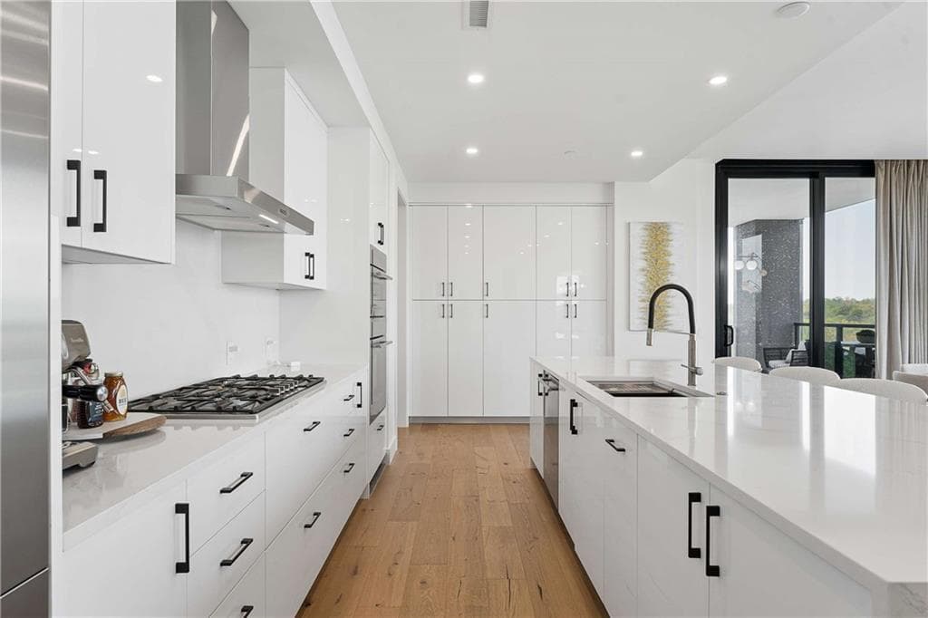 3 bedroom, 4 bathroom, 2,249 sq ft condominium for sale at 2425 Peachtree Road 901, Atlanta, GA 30305 — photo 2