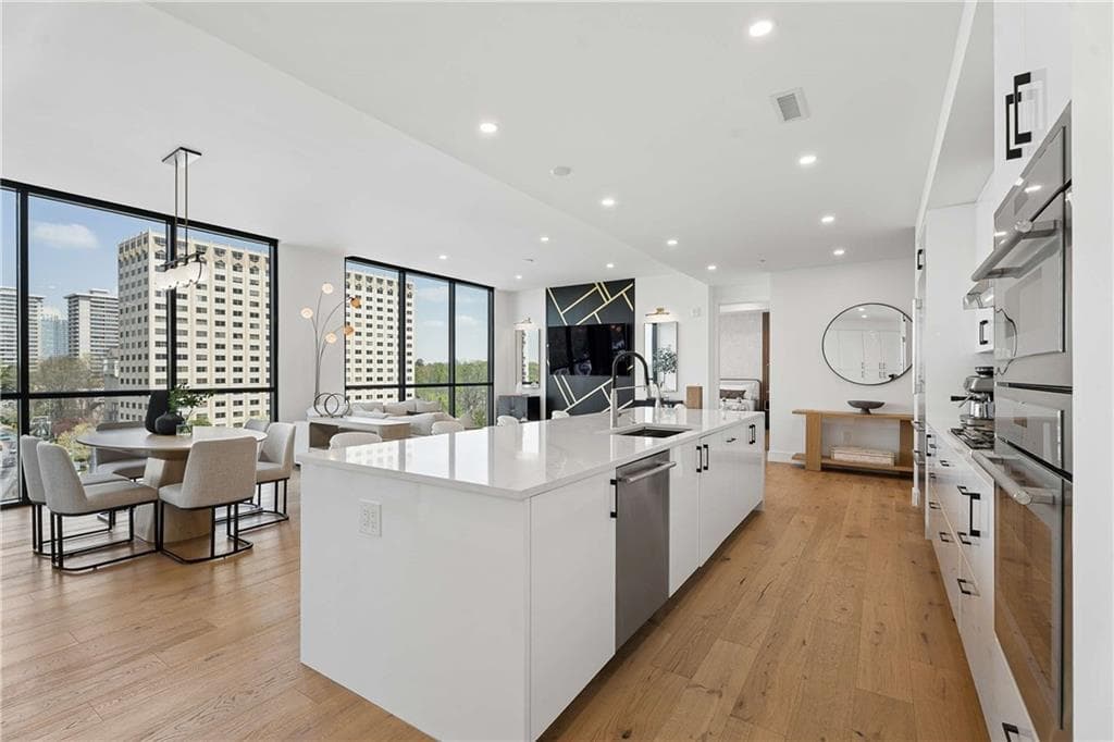 3 bedroom, 4 bathroom, 2,249 sq ft condominium for sale at 2425 Peachtree Road 901, Atlanta, GA 30305 — photo 4