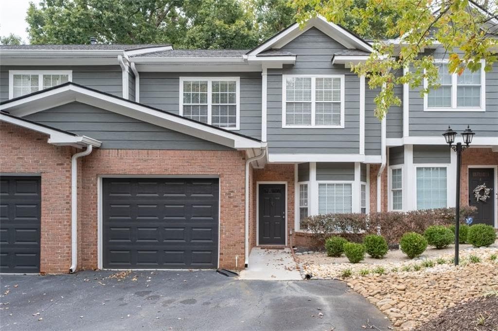 3 bedroom, 3 bathroom, 1,866 sq ft townhouse for sale at 2680 Pine Tree Road 5, Atlanta, GA 30324