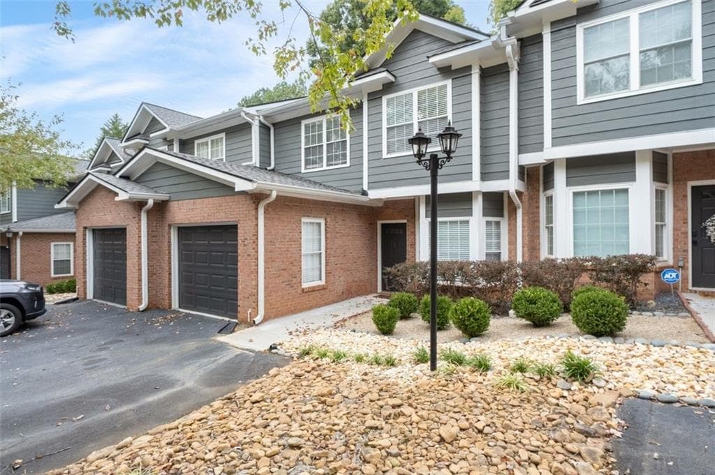 3 bedroom, 3 bathroom, 1,866 sq ft townhouse for sale at 2680 Pine Tree Road 5, Atlanta, GA 30324 — photo 4