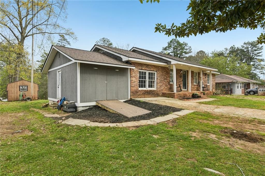 3 bedroom, 1 bathroom, 1,492 sq ft single family residence for sale at 8165 Laurel Drive, Covington, GA 30014 — photo 2