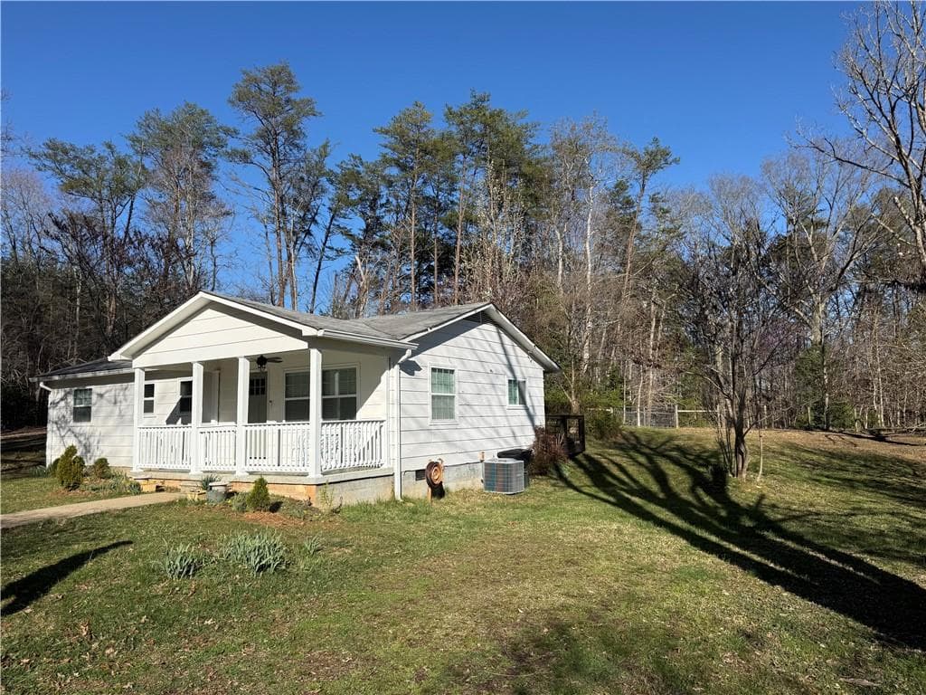 3 bedroom, 2 bathroom, 1,061 sq ft single family residence for sale at 331 Blue Arrow Lane, Mineral Bluff, GA 30559 — photo 2